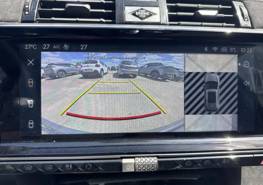 Écran tactile intérieur montrant la caméra de recul et l’aide au stationnement du DS7 Vol de Nuit.