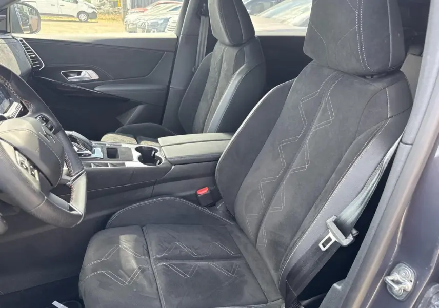 Vue intérieure côté conducteur du DS7 1.5 BlueHDi 130ch Pallas 2025 en Alcantara noir profond avec surpiqûres contrastées.