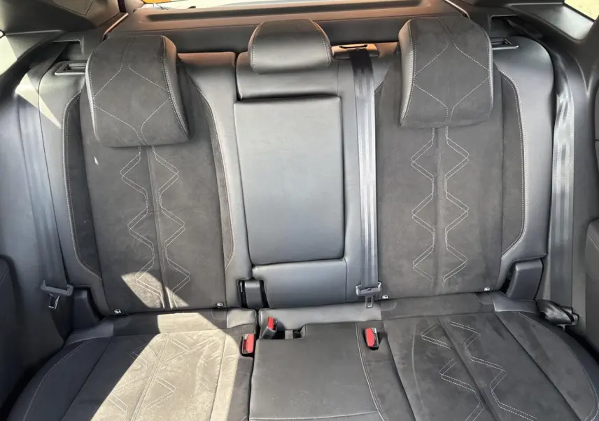 Vue de face des sièges arrière en Alcantara noir profond du DS7 1.5 BlueHDi 130ch Pallas, avec accoudoir central rabattable.