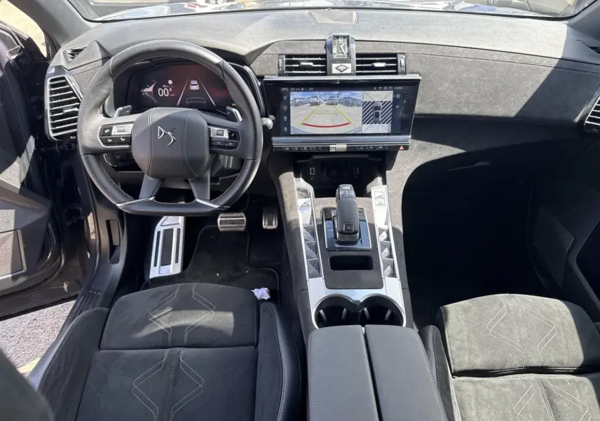 Vue intérieure avant du DS7 1.5 BlueHDi 130ch Pallas 2025, avec volant cuir, écran tactile et sellerie Alcantara noir.