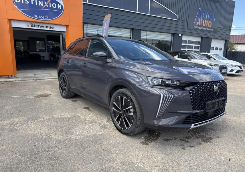 DS7 1.5 BlueHDi 130ch Pallas Vol de Nuit, vue 3/4 avant droit avec calandre distinctive et jantes noires.