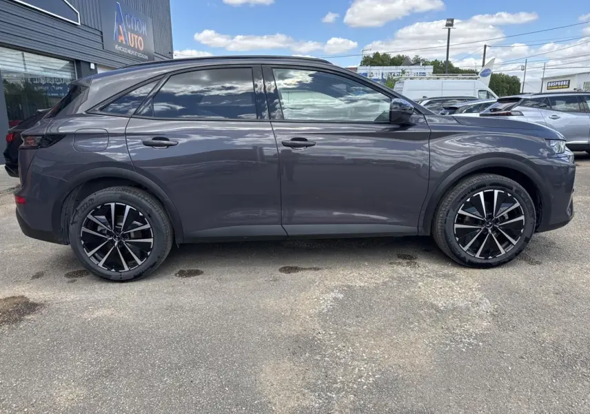 Profil côté gauche du SUV DS7 2025 en gris Vol de Nuit, avec jantes alliage noires et vitres surteintées.