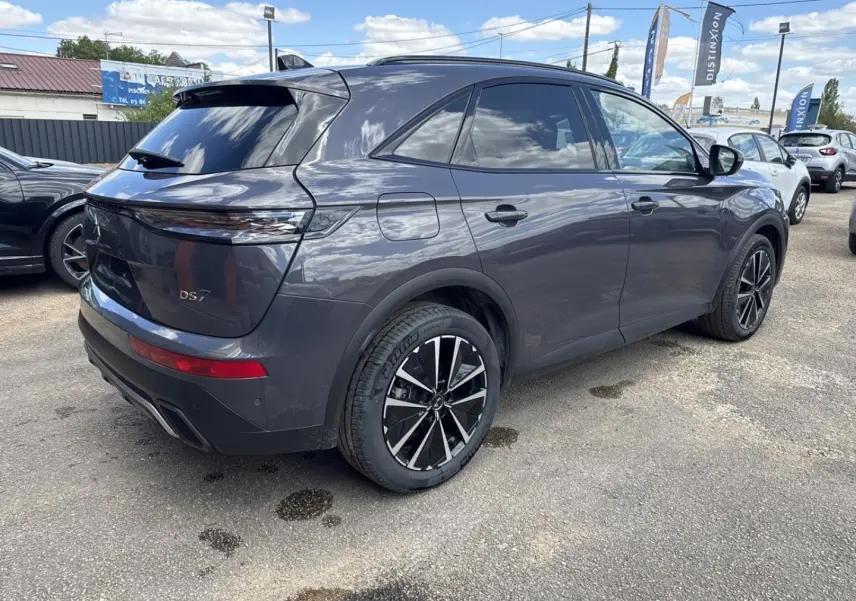 DS7 2025 Vol de Nuit vue 3/4 arrière droit, SUV diesel avec jantes alliage noires et vitres surteintées.