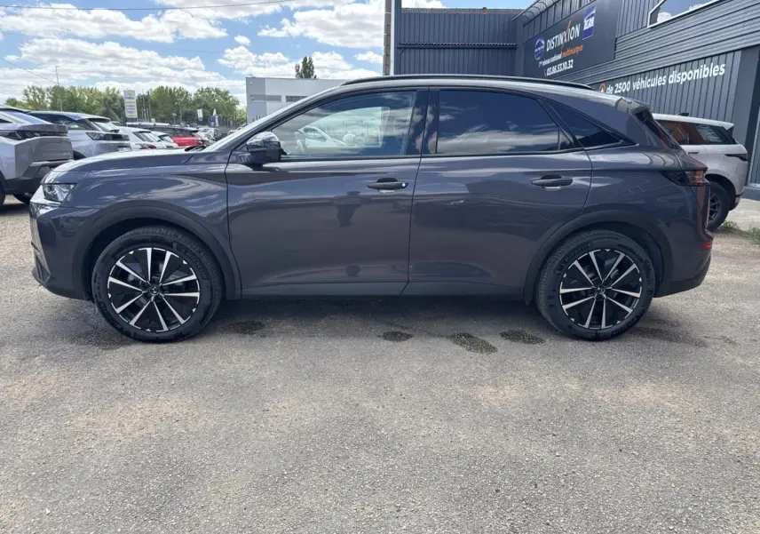 Vue latérale gauche d'un DS7 1.5 BlueHDi 130ch Pallas en gris Vol de Nuit avec jantes alliage noires et chromées.