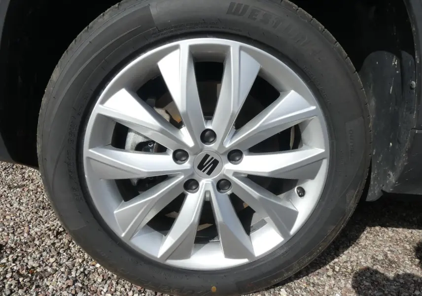 Gros plan sur la jante alliage 17'' Dynamic argentée du SEAT Ateca gris clair, avec logo SEAT au centre.