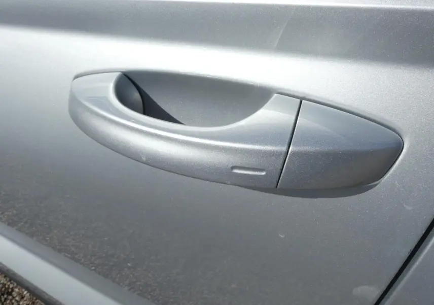 Poignée de porte gris clair du côté gauche d'un SEAT Ateca 2023 finition Style Business.