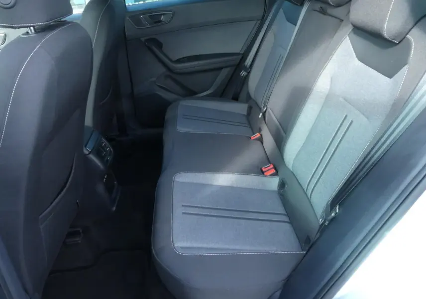Vue intérieure côté droit sur la banquette arrière en textile gris et noir du SEAT Ateca 2023 Style Business.