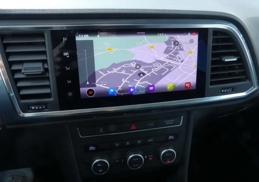 Écran tactile central avec navigation et commandes de climatisation dans le tableau de bord du SEAT Ateca gris clair 2023.