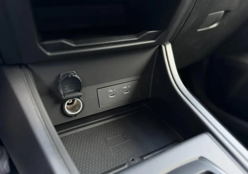 Prise USB-C double et prise 12V dans la console centrale noire du Renault Captur 2026 Full Hybrid.