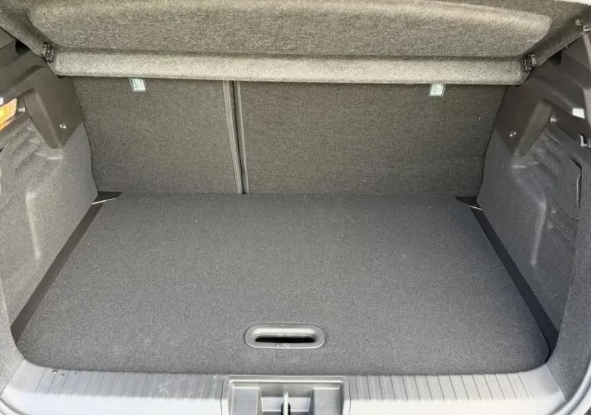 Coffre ouvert vu de face du Renault Captur 2026 noir étoilé, montrant le plancher de coffre mobile et l'espace de rangement.