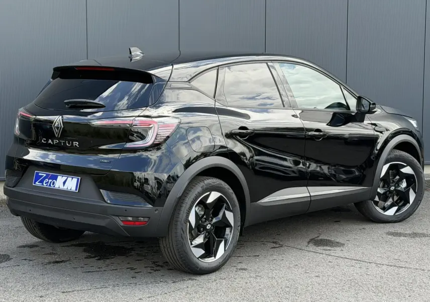 Vue 3/4 arrière droite du Renault Captur noir étoilé avec jantes aluminium 18 pouces Black Hole et vitres surteintées.