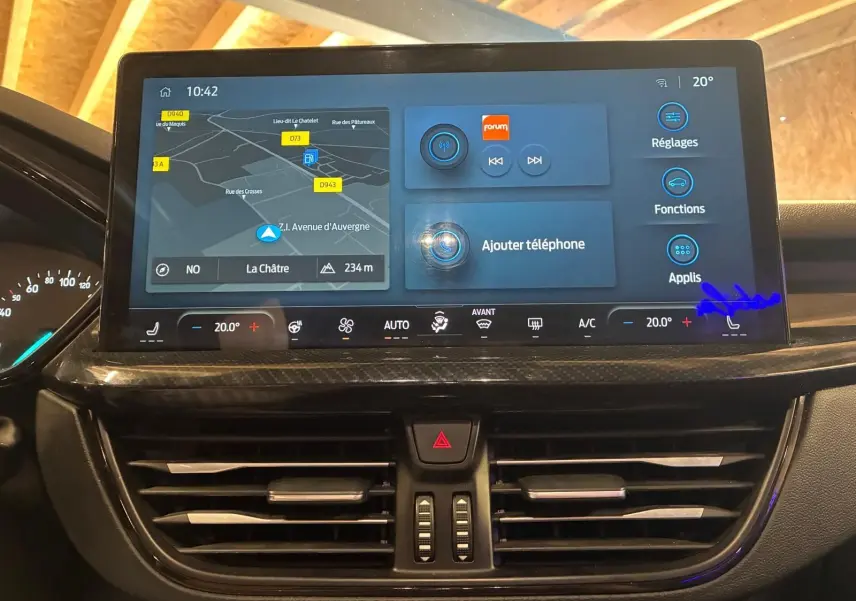 Vue rapprochée de l'écran tactile central et des commandes de climatisation d'une Ford Focus bleue 2024.