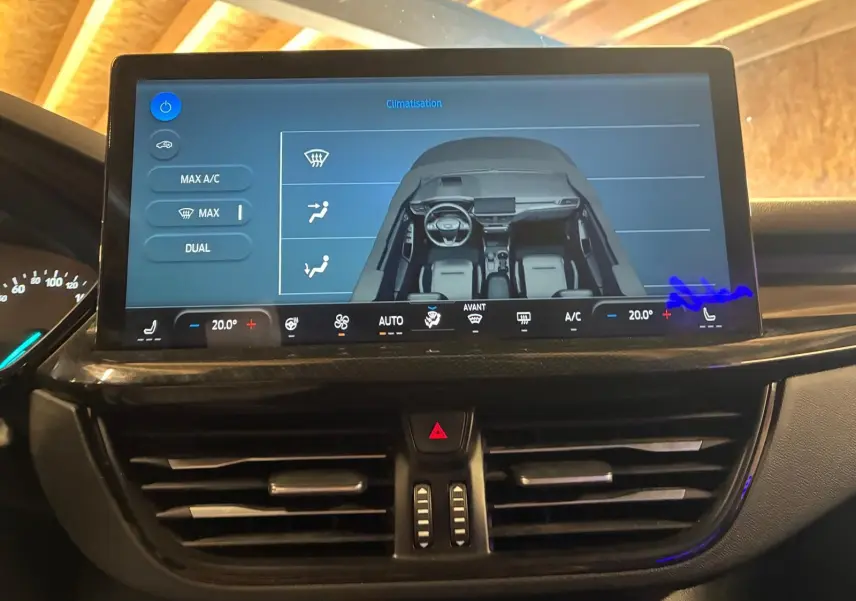 Vue rapprochée de l’écran tactile central affichant la climatisation sur la Ford Focus bleu 2024, intérieur noir.