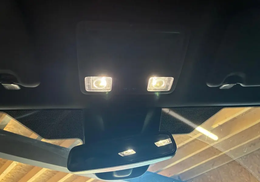 Vue intérieure du miroir de courtoisie avec éclairage allumé dans une Ford Focus bleue 2024, version ST Line.