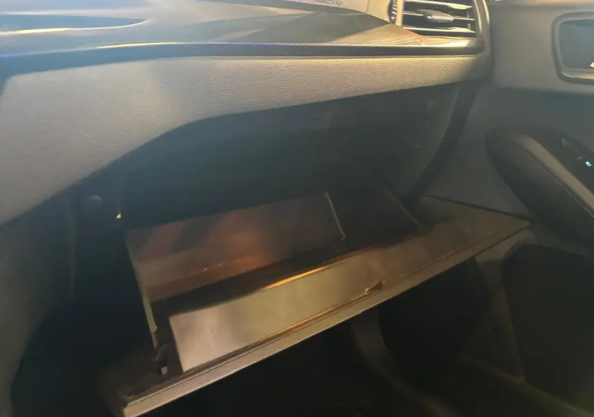 Vue intérieure côté passager de la boîte à gants ouverte dans une Ford Focus 2024 finition ST Line, intérieur noir.