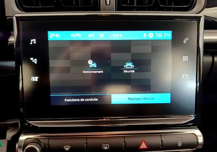 Écran tactile central du tableau de bord de la Citroën C3 PureTech blanc, affichant les réglages de conduite et sécurité.
