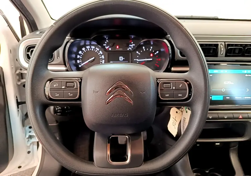 Volant multifonctions Citroën C3 PureTech 82 blanc, vue frontale du tableau de bord avec écran tactile et compteur digital.