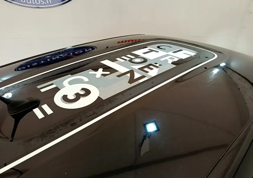 Toit blanc de la Citroën C3 PureTech 82 S&S BVM Graphic 2019 vu en gros plan avec antenne noire et autocollants graphiques.