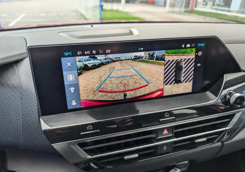 Écran tactile intérieur de la Citroën C4 2024 affichant la caméra de recul avec vision 360° et aides au stationnement.