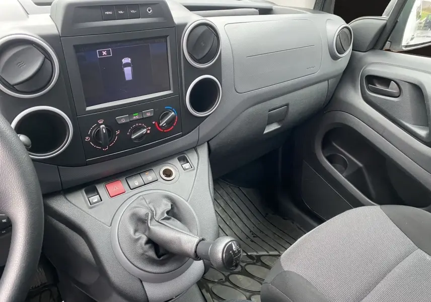 Vue intérieure côté passager du tableau de bord et levier de vitesse manuel d'un Citroën Berlingo blanc de 2018.