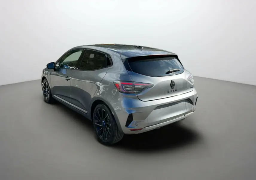 Vue 3/4 arrière droite d'une Renault Clio V E-Tech 145 Esprit Alpine Bose gris schiste avec jantes noires et vitres surteintées.