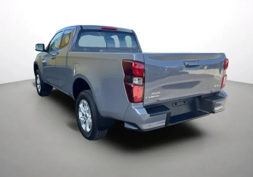 Vue 3/4 arrière gauche d'un Isuzu D-MAX 2.2 TD gris Kinabalu avec benne et jantes alu 18 pouces.