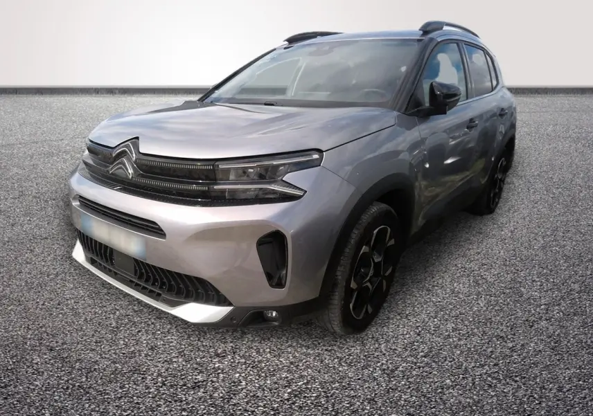 Citroën C5 Hybride gris clair vue 3/4 avant droit avec calandre noire et jantes noires distinctives.