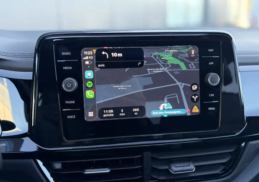 Écran tactile central du Volkswagen T-Roc 2.0 TDI R-Line 2025 affichant la navigation GPS en mode nuit.