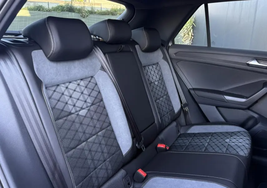 Vue latérale droite des sièges arrière en cuir noir et tissu gris du Volkswagen T-Roc 2.0 TDI R-Line 2025.