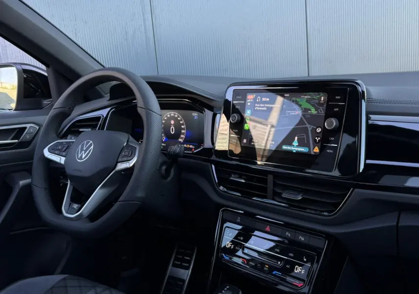 Intérieur avant du Volkswagen T-Roc 2025, tableau de bord noir avec écran tactile et volant multifonction R-Line.