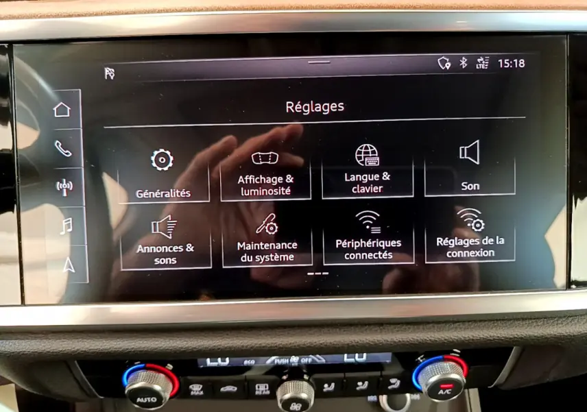 Écran tactile central affichant le menu Réglages dans l’habitacle de l’Audi Q3 bleu 35 TDI 2020.