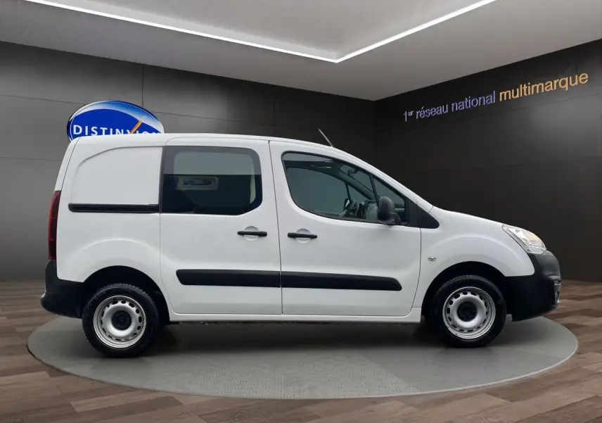 Vue de profil côté droit d’un Citroën Berlingo blanc version Van M BlueHDi 75 Club avec protections noires.