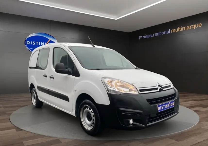 Citroën Berlingo Van M BlueHDi blanc vu en 3/4 avant droit avec pare-chocs noir et jantes acier simples.