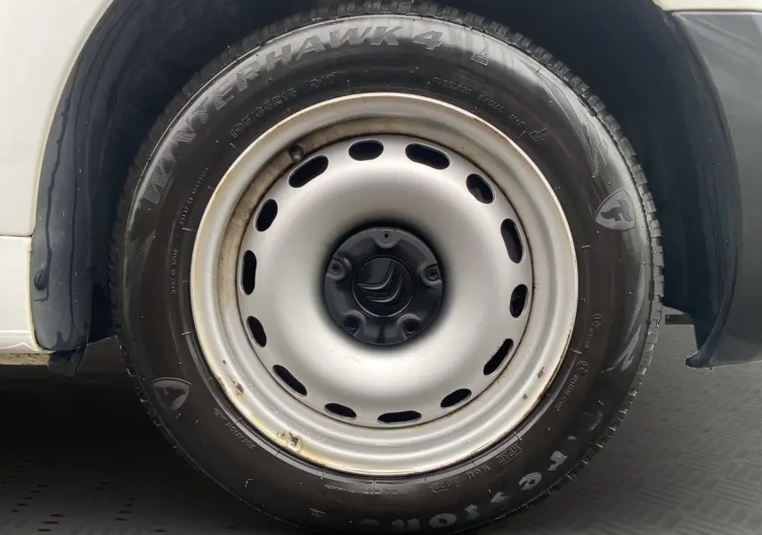 Gros plan sur la roue avant droite blanche du Citroën Berlingo 2018 avec jante acier et pneu Firestone Winterhawk.