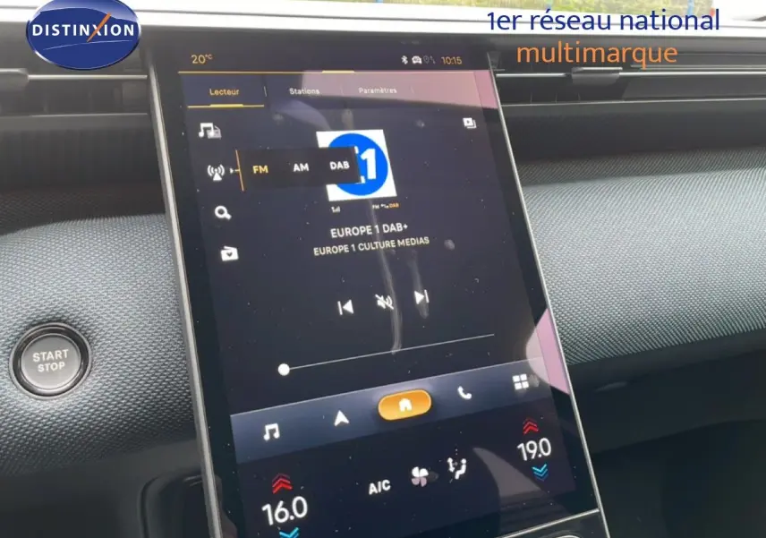 Gros plan sur l’écran tactile central du tableau de bord du Citroën C5 Aircross noir Perla Nera, affichant la radio Europe 1.