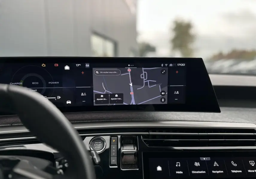 Vue intérieure du tableau de bord du Peugeot 3008 Hybrid 145 Allure avec écran incurvé affichant la navigation.