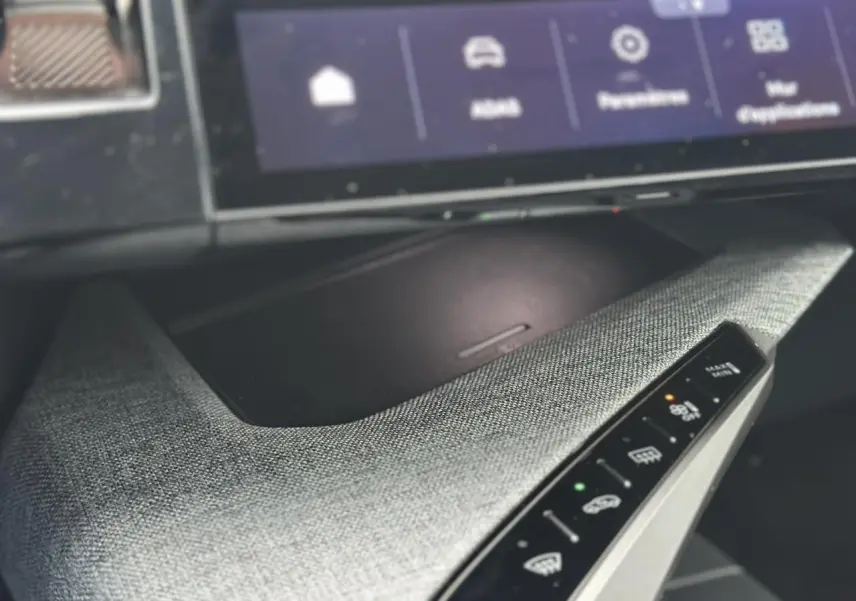Détail de la console centrale grise avec commandes tactiles et écran incurvé du Peugeot 3008 Hybrid 2024