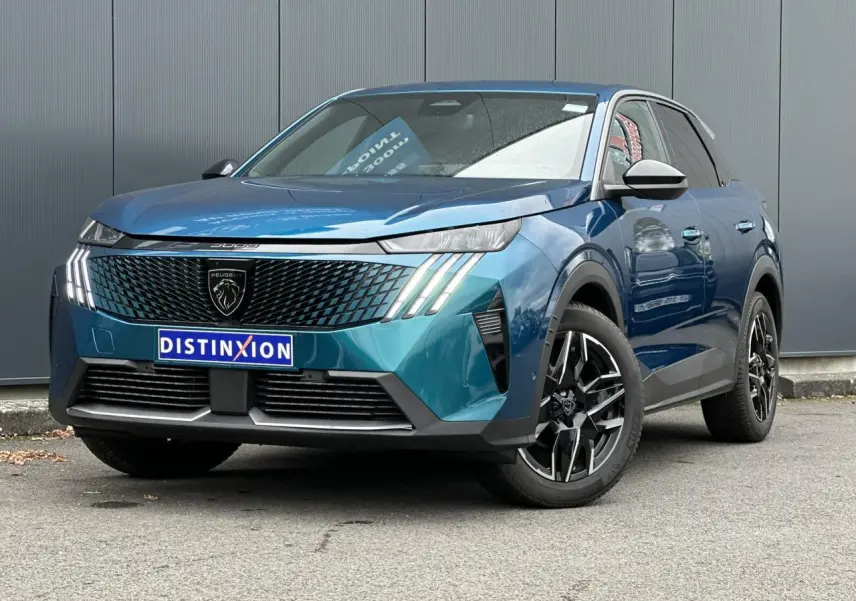Peugeot 3008 Hybrid bleu Obsession en 3/4 avant droit avec calandre noire et jantes alliage 19 pouces.