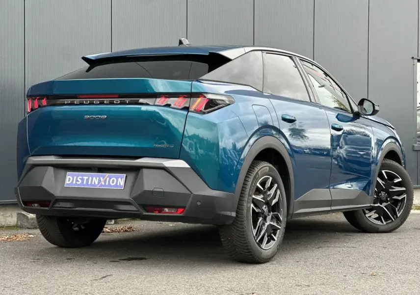 Vue 3/4 arrière droite du Peugeot 3008 Hybrid bleu Obsession avec feux arrière LED à 3 griffes et jantes alliage 19 pouces.