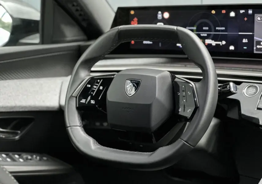 Volant compact cuir noir avec commandes intégrées et tableau de bord numérique du Peugeot 3008 Hybrid 2024 vue intérieure côté conducteur
