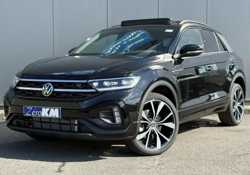 Volkswagen T-Roc noir Grenadilla en 3/4 avant droit avec jantes alliage 19 pouces et toit ouvrant visible.