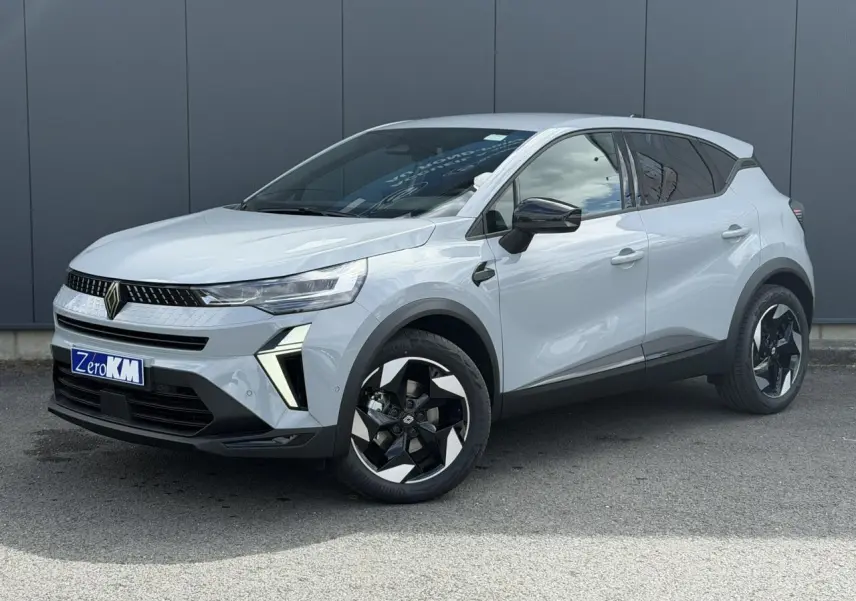 Renault Captur 2026 gris Rafale en 3/4 avant droit, avec jantes noires et détails noirs brillants.