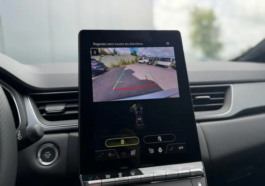 Vue intérieure du tableau de bord du Renault Captur 2026, écran tactile affichant la caméra de recul en fonctionnement.