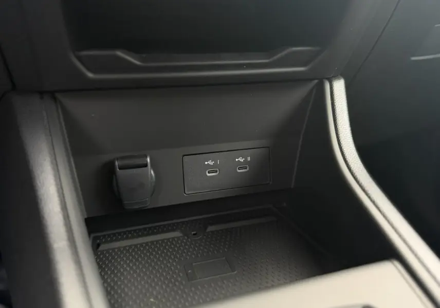 Gros plan sur la console centrale du Renault Captur 2026, montrant deux ports USB-C et une prise 12V noire.