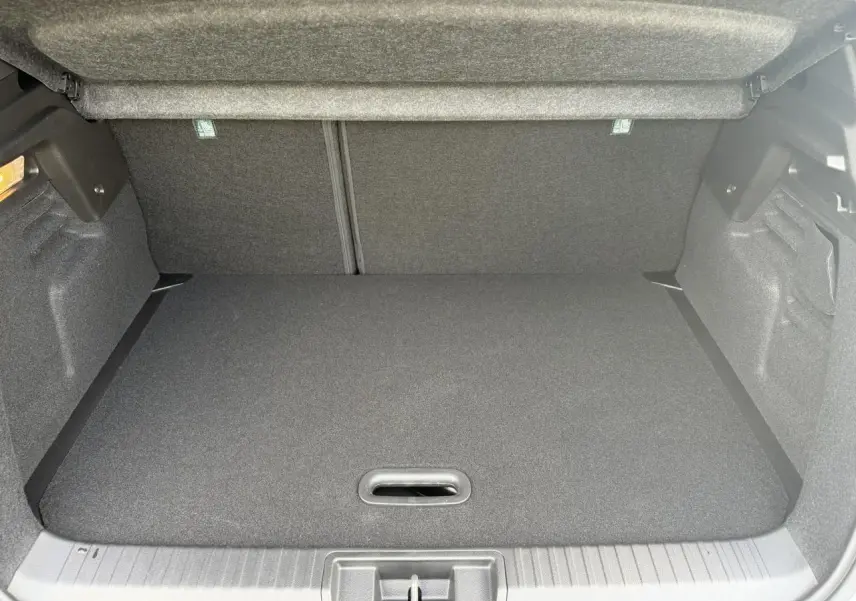 Coffre ouvert du Renault Captur gris Rafale, vue intérieure montrant le plancher de coffre plat et le cache-bagages.