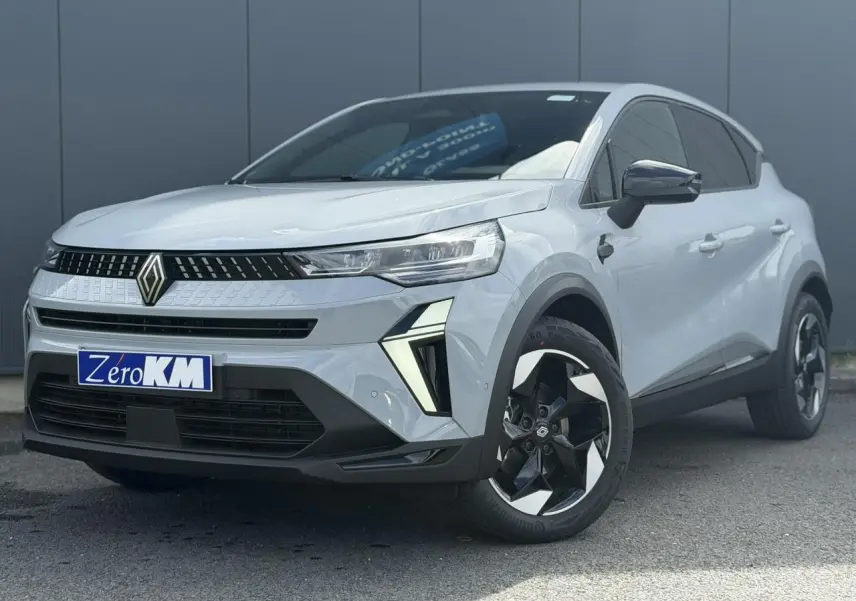 Renault Captur 2026 gris Rafale en 3/4 avant droit, avec jantes aluminium noires et phares LED distinctifs.
