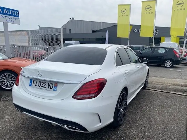 Vue 3/4 arrière droite d'une Mercedes Classe C 250D blanche de 2018, avec jantes noires et vitres teintées.