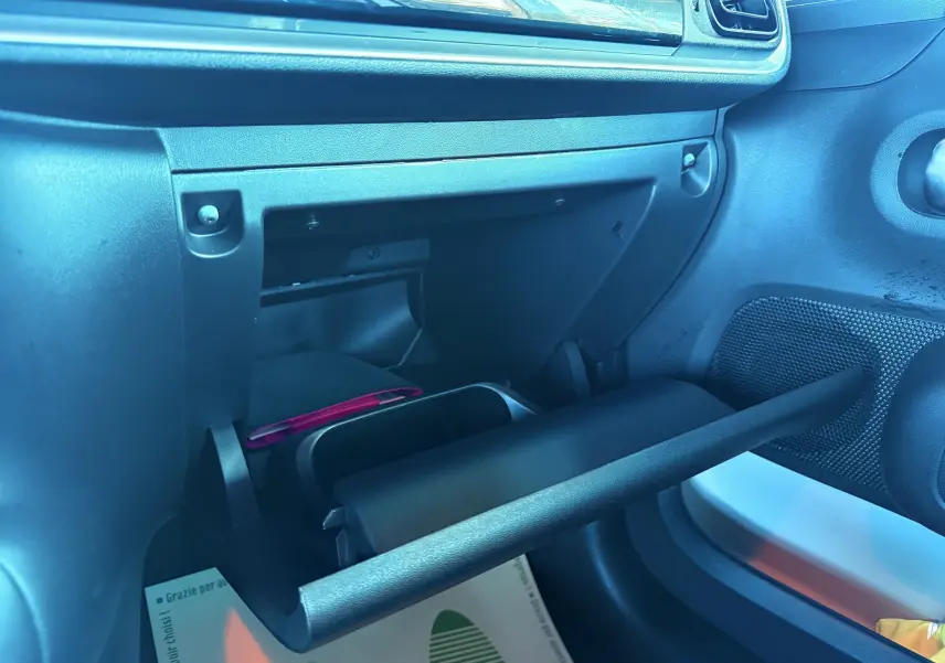 Gant de boîte à gants ouvert côté passager dans l'habitacle d'une Citroën C3 blanche de 2021.