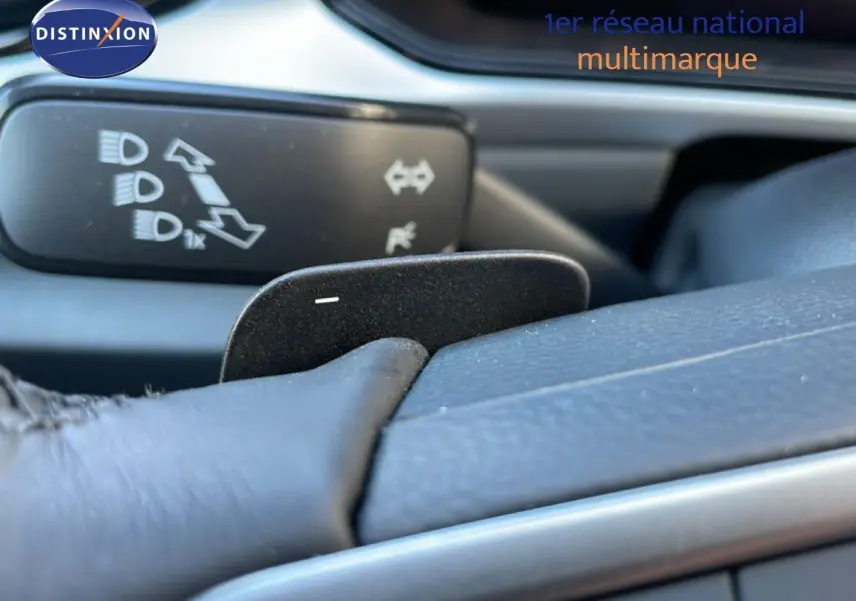 Gros plan sur la palette de changement de vitesse côté droit du volant d’un Volkswagen T-Roc gris pyrite 2025.