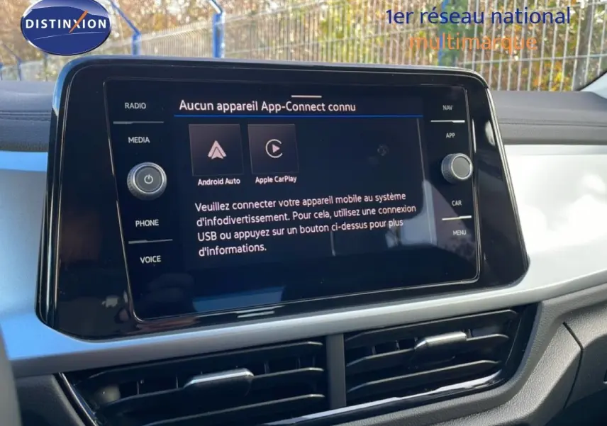 Écran tactile central du tableau de bord du Volkswagen T-Roc 2025, affichant les options Android Auto et Apple CarPlay.